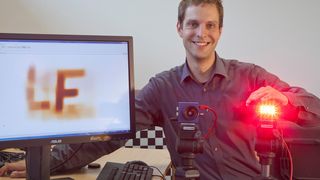 Nutzt Streulicht, um damit um die Ecke zu sehen: Prof. Dr.-Ing. Matthias Hullin vom Institut für Informatik II der Universität Bonn mit seiner Ausrüstung. (Hullin)