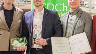 Verleihung des Carl-Roth-Förderpreis 2024 (v. l.: Prof. Dr. Anke Krüger (Universität Stuttgart, Vorstand der GDCh), Preisträger Tristan von Münchow (Universität Göttingen, Gruppe Prof. Dr. Ackermann), Prof. Dr. Michael Meier (Laudator, Karlsruhe Institute of Technology, KIT) (Bild: GDCh/Johannes Voigt)