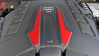 Das Wesentliche am RS Q8 Performance ist für das Auge nur sichtbar, wenn man die vordere Haube öffnet: der vier Liter große Achtzylinder mit 471 kW/640 PS. (Bild: Rosenow – VCG)