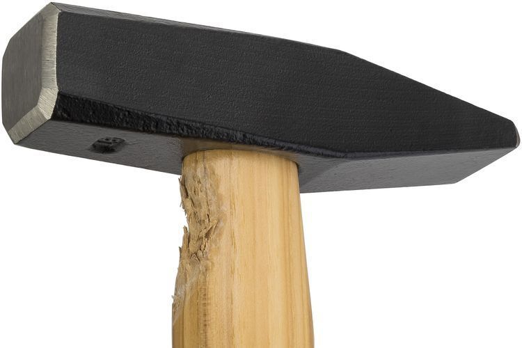 Hier eine typische Verletzung eines ungeschützten Hammerstiels. Sie führt auf Dauer zum Bruch. (Foto: Thomas Stickdorn)