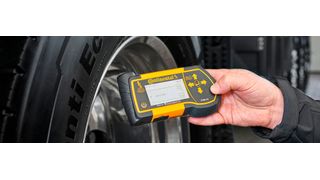 Das handliche Scan-Messgerät („Handheld“) ermöglicht Flottenmanagern, Luftdruck und Tempera-tur der Reifen des kompletten Fuhrparks von außen in kürzester Zeit zu erfassen. (Bild: Continental)