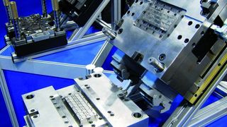 Auf der MMS-Anlage werden Metall-Kunststoff-Verbundteile in einem Maschinensystem gefertigt. Um kleinste Maßtoleranzen bei hoher Produktionsleistung zu erreichen, braucht es beim Kunststoffspritzgießen neben präzisen Werkzeugen und höchster Führungsgenauigkeit besonders exakte, schnelle Steuerungsabläufe (Archiv: Vogel Business Media)