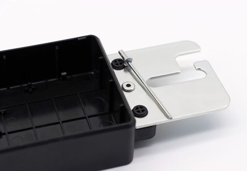 Der Gesipa-Blindniet Universalgrip kommt beispielsweise bei industriellen Kunststoff-Metall-Verbindungen zum Einsatz, bei denen Störkanten oder die Bauteilgeometrie den Zugang zum Setzpunkt begrenzen.  (Bild: Gesipa)