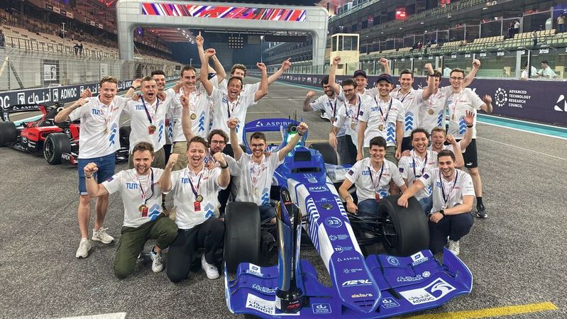 Der autonome KI-Racer der Technischen Universität München setzte sich auf der Formel 1-Strecke in Abu Dhabi gegen sieben andere internationale Teams mit baugleichen Rennwagen durch. (Bild:  TUM Autonomous Motorsports)
