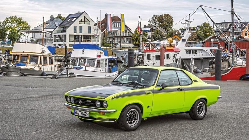 Eine typtische Siebzigerjahre-Farbe ist das Signalgrün von Opel. Auch beliebt war, die Motorhaube mattschwarz zu lackieren. Das sollte störende Lichtreflexionen vermeiden. (Opel Automobile GmbH)