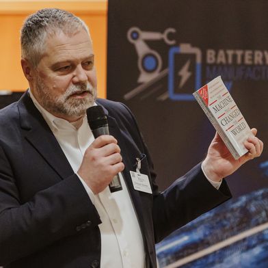 Christoph Stürmer bei einem Vortrag über Wertschöpfungsketten. (Bild: Eidens-Holl/Vogel Communications Group)