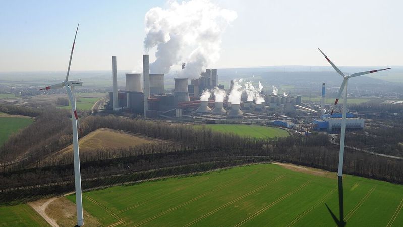 Erneuerbare Energien oder Braunkohle? Zwischen diesen beiden Extremen findet die deutsche Stromerzeugung derzeit statt.(Bild:  Joerg Mettlach – RWE AG)