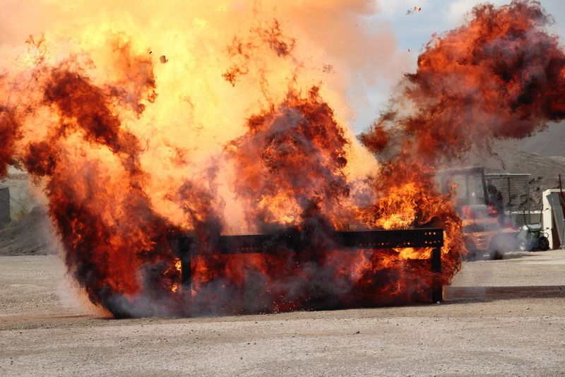 Explosionstest am Schweiß- und Spanntisch. (Bilder: Siegmund)