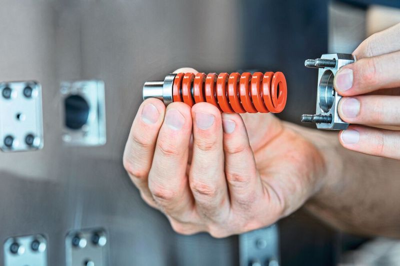 Meusburger bietet ein umfassendes Federn-Sortiment sowie entsprechendes Zubehör an. (Bild: Meusburger)