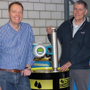 Christian Matt (links) und Gerhard Eckert entwickelten eine Lösung, um Coriolis-Massedurchflussmessgeräte mit großer Nennweite kompakt zu konstruieren.