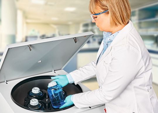 OHAUS FÜHRT DIE STAND- UND UNTERTISCH-KÜHLZENTRIFUGE FRONTIERTM 5917RF FÜR HOHE VOLUMEN EIN(Bild:  Ohaus)