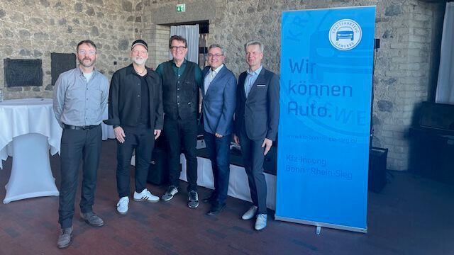 Spannende Informationen und gute Unterhaltung boten (v.l.) der Profi-Hacker Bjoern Hering sowie der gemeinsame Auftritt von Kabarettist Christoph Brüske und Markus Gahlen. Dafür dankten Oliver Krämer, Geschäftsführer der Innung, und Obermeister Andreas Frank.  (Bild:  Kfz-Innung Bonn-Rhein-Sieg)