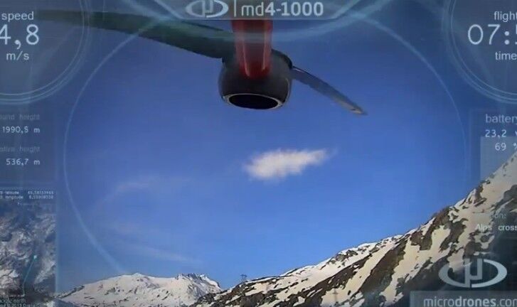 Alpen aus der Vogelperspektive: Eine md4-1000 der microdrones GmbH überfliegt ds Gebirge (Microdrones)