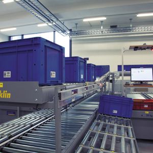 Kommissionierplätze: Sieben Mehrbehälterbahnen mit integrierten Wareneingangs-, Umlager-, Auslager- und Packstationen sorgen für reibungslosen Materialfluss.