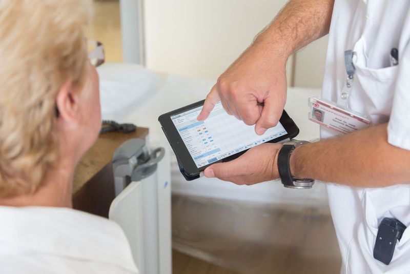 Die Telekom Healthcare Solutions expandiert als Gesundheitsbereich des Bonner Telekommunikationsunternehmens im Markt für Krankenhausinformationssysteme und baut bestehende Kooperationen mit Kliniken weiter aus. Ziel ist die Digitalisierung der Prozesse. (Deutsche Telekom AG)