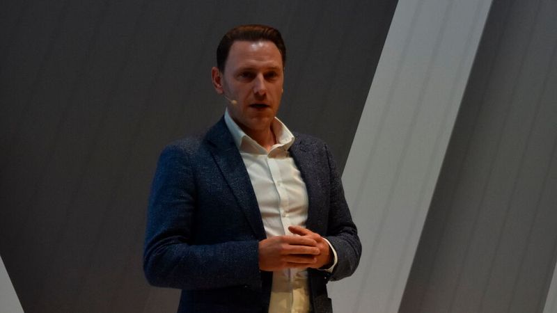 Marcel Minter, Head of Product & Business Strategy Mercedes-Benz Vans, erklärte in Wiesbaden, dass Mercedes Luxus im Van-Segment einführen möchte. (Bild: Simon – VCG)