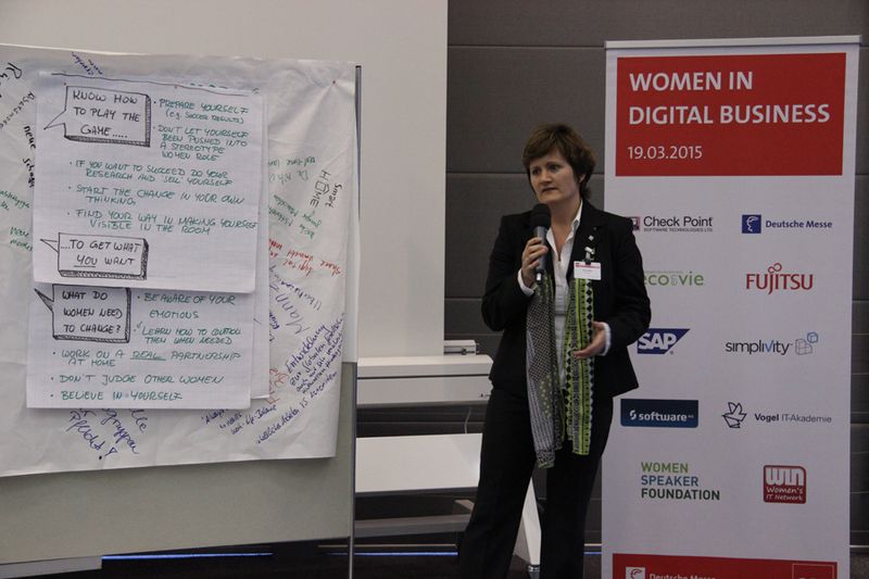 Anschließend wurden die Ergebnisse der Thinktanks sowie der Worldcafés zusammengefasst und vorgestellt. (Bild: Vogel IT-Akademie)