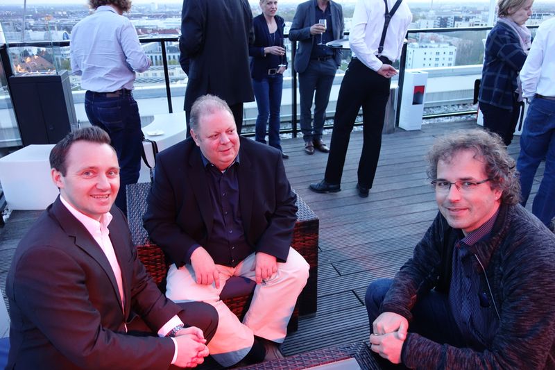 (v. l.) Michael Schiehle, Peter Indergand, Acronis, mit Frank  Dillinger, ORBIT, genießen das tolle Wetter. (Bild: IT-BUSINESS)
