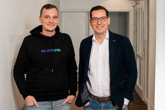 (Friedemann Vieweger, Geschäftsführer von Bike-Angebot.de, und Dr. Dominik Brenner, Geschäftsführer der Benner Holding GmbH, sind jetzt Geschäftspartner. (Bild: Schuhe24 Group))