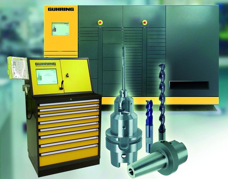 Kontrolle über Ein- und Ausgaben: Im Hintergrund Gührings Werkzeugautomat TM, im Vordergrund das Verwaltungssystem ECO für automatisierte Bestellabläufe sowie Transparenz in der Zuordnung von Verbrauch und Kosten.  Bild: Gühring (Archiv: Vogel Business Media)