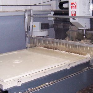 Diese Fräsmaschine für Filterplattenrohlinge aus Polypropylen wurde mit einer Sicherheitskomplettlösung nachgerüstet.