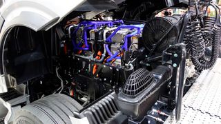 Unter der Kabine des Quantron QHM FCEV sitzt kein Dieselmotor mehr, sondern eine Brennstoffzelle von Ballard. (Bild: Rosenow – »kfz-betrieb«)