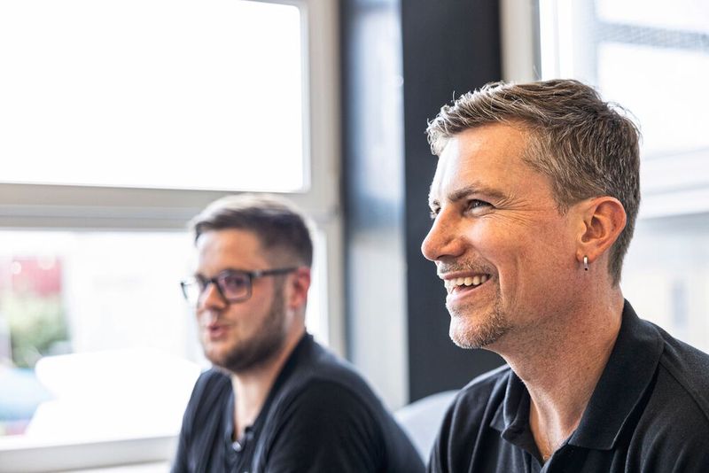 Abteilungsleiter Florian Lukats (rechts) mit CNC-Fräser Max Schade. (Bild: Hermle)