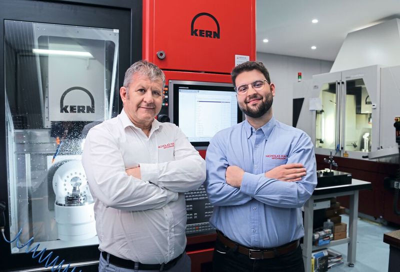 Nicholas (l.) und Josh Hacko zeigen sich insbesondere von ihrer Kern Micro HD begeistert: „Mit der inzwischen gemachten Erfahrung glauben wir, dass sich dieses Bearbeitungszentrum trotz hoher Investitionskosten in weniger als fünf Jahren amortisieren wird.“ (Bild: NH Micro / Kern Microtechnik GmbH)