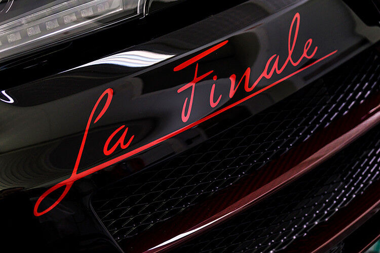 ... ein zweites unter dem rechten Frontscheinwerfer. Beide Male ist das leuchtende „Italian Red“ einlackiert in schwarzes Sicht-Carbon. (Foto: Bugatti)