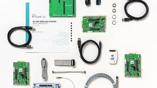 Elemente des IO-Link Wireless-Masters treffen auf Feldbus-Slave-Gateways. (Hilscher)