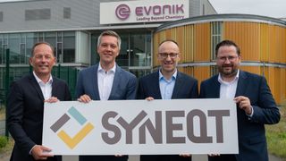 (v. l. n. r.): Thomas Wessel, Personalvorstand und Arbeitsdirektor von Evonik, traf sich mit der Geschäftsführung von Syneqt am Chemiepark Marl. Auf dem Foto neben ihm: Andreas Orwat, Thomas Basten (Sprecher) und Daniel Brünink. (Bild: Evonik Industries)