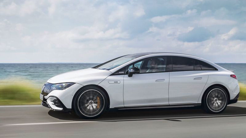 Das Steuergerät der Fahrwerksregelung passt mittels Datenanalyse – unter anderem von Beschleunigungs- und Radwegsensoren – für jedes Rad die Dämpfungskraft in wenigen Millisekunden situationsgerecht an. (Mercedes)