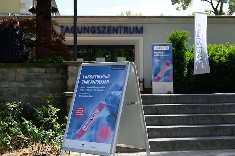 Am 21. Mai 2025 war die LAB-SUPPLY nach einem Jahr Pause wieder einmal in Hannover zu Gast. Wie immer unter dem Motto „Labortechnik zum Anfassen“, das bei allen LAB-SUPPLY-Messen groß geschrieben wird. Klicken Sie durch unsere Bildergalerie, um einen Einblick in den Messetag zu bekommen.    Mehr Infos zu den kommenden LAB-SUPPLY-Messen finden Sie auf www.lab-supply.info (Bild: Stefan Stark)