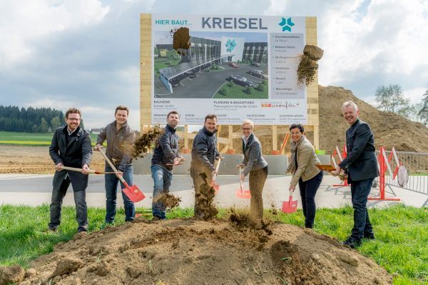 Beim ersten Spatenstich (von links): Andreas Schaufler, Architekt, die Kreisel-Electric-Geschäftsführer Markus Kreisel, Philipp Kreisel und Johann Kreisel jun., Doris Hummer, Landesobfrau des Wirtschaftsbundes Oberösterreich, Gabriele Lackner-Strauss, Obfrau der Wirtschafskammer Oberösterreich WKO, Freistadt und Friedrich Stockinger, Bürgermeister der Marktgemeinde Rainbach im Mühlkreis.  (Martin Pröll/Kreisel Electric)