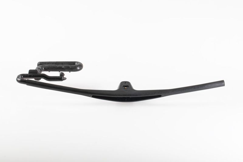 So kommt der neuartige Fahrradlenker aus dem Werkzeug. Seine Fertigung ist eine Kombination aus dem sogenannten Fluidmelt- und dem Organomelt-Verfahren von Engel. Dabei entsteht ein hohles und sehr stabiles Kunststoffteil. Auf der JEC World kann man Fertigung erleben. (Bild: Engel)