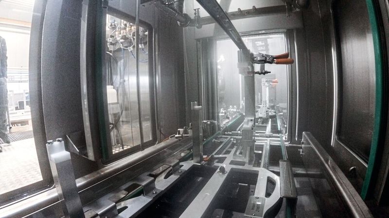 Reinigen von Bauteilen im Durchlauf – mit Roboter. Diese von Silberhorn entwickelte Kombination von zwei unterschiedlichen Reinigungskonzepten löste die Anforderungen des Kunden rundum: Größtmögliche Flexibilität, Tempo, hohe Reinigungskraft, saubere Teile.  (Bild: Stefan Woidig)