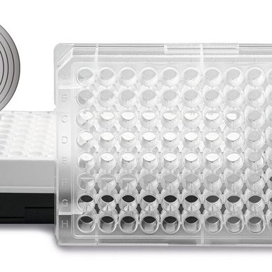 Mikrotiterplatten von Carl Roth (Bild: Carl Roth, Marco Lombardi)