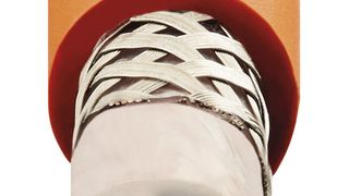 Damit ist die Einzelader wesentlich dünner als eine Servoleitung und somit bestens für den bewegten Einsatz in beengten Bauräumen der Werkzeugmaschinen geeignet. (Bild: Igus)