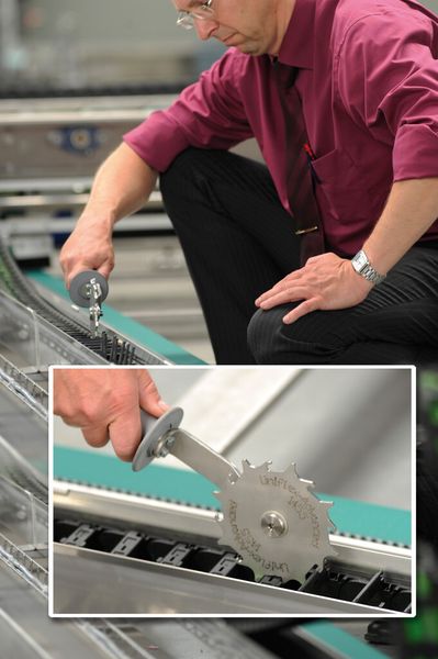 1 Meter in 1,3 Sekunden: Für UNIFLEX Advanced-Ketten mit aufklappbaren Bügeln bietet Tsubaki Kabelschlepp ein innovatives Werkzeug zum besonders schnellen Öffnen der Bügel. (Bild: Kabelschlepp)