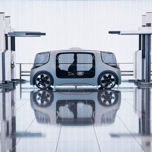 Beim gut vier Meter langen Vector sind Batterie und Antrieb im Fahrzeugboden integriert.(Bild:  Jaguar Land Rover)