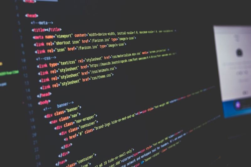 Verbesserungen bei einfachen Entwicklungstools (low-code/no code) werden die Zahl der Entwickler ohne Technikhintergrund in den nächsten 36 Monaten dramatisch ansteigen lassen.  Um den Entwicklungsprozess zu beschleunigen, werden jedem Interessierten leistungsfähige Werkzeuge bereitgestellt, um an Lösungen für das Unternehmen mitzuarbeiten. Dies bedeute im Gegenzug auch, dass die Komplexität der digitalen Innovationen steige. (Pixabay)