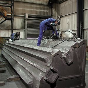 Das Meuselwitz-Guss-Portfolio umfasst Gussteile mit hoher Maßgenauigkeit und Oberflächengüte bis zu 80 t Stückgewicht, beispielsweise für den Werkzeugmaschinenbau ein Schrägbett mit Abmessungen von 11500 mm x 2270 mm x 1660 mm und einem Stückgewicht von 32.820 kg, Werkstoff: EN-GJL-250 nach DIN EN 1561, Auslieferungszustand: geputzt.