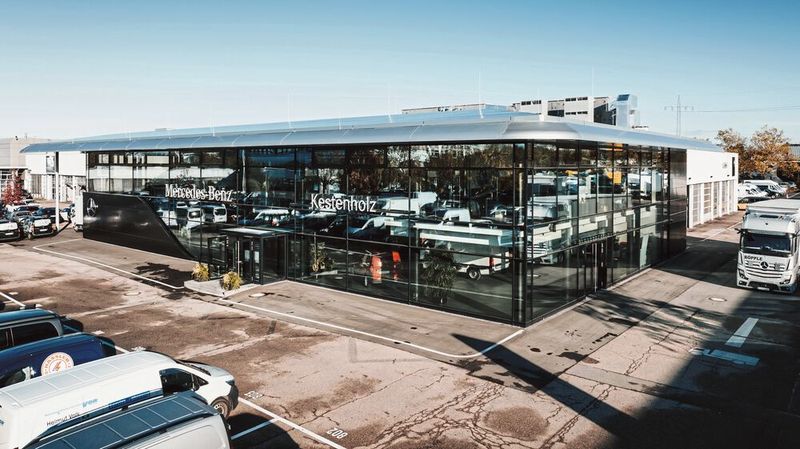 Die Kestenholz-Gruppe ist 2023 in Deutschland erneut kräftig gewachsen. Nachdem die Schweizer bereits 2022 das Autohaus Lyhs & Gondert in Koblenz übernommen hatten, kamen in diesem Jahr gleich drei weitere Unternehmen hinzu: Die Autohäuser Weber, Falter und AHG Newel. Das Van-Excellence-Center (im Bild) in Freiburg bezog die Kestenholz-Gruppe 2021. Jetzt wird der Pkw-Bereich dort nach dem MAR20X-Konzept von Mercedes-Benz umgebaut. (Bild: Kestenholz-Gruppe)