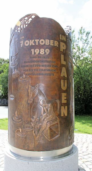 Wendedenkmal in Plauen:  Rund eine Tonne wiegt die Bronzeskulptur, die aus zwölf einzeln gegossenen Platten zusammengesetzt ist und einen Glaskörper umhüllt. (Archiv: Vogel Business Media)