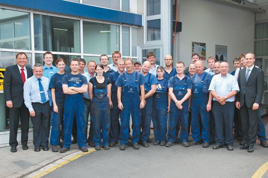Das Serviceteam von Mercedes-Benz Nürnberg mit Serviceleiter Volker Rewig (li.) und Kundendienstleiter Ulf Schönemann (re.). Zur Werkstattmannschaft gehören auch drei Damen! (Archiv: Vogel Business Media)