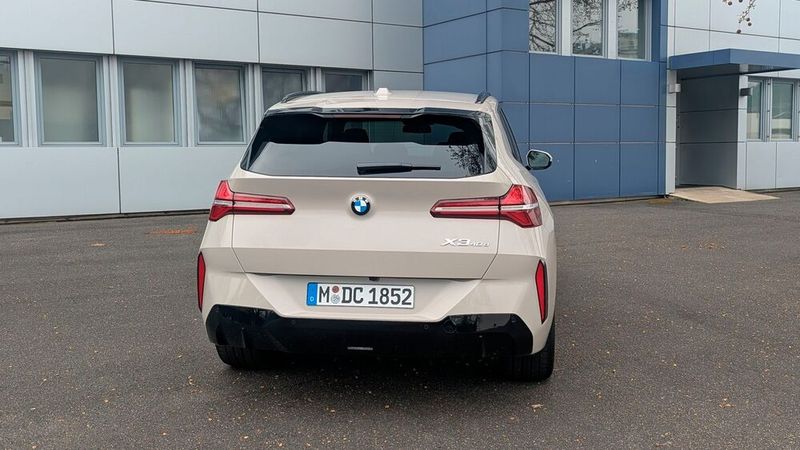 Auf ein durchgehendes Leuchtenband verzichtet BMW beim X3 zugunsten einer klassischen Optik. (Bild: Mauritz – VCG)