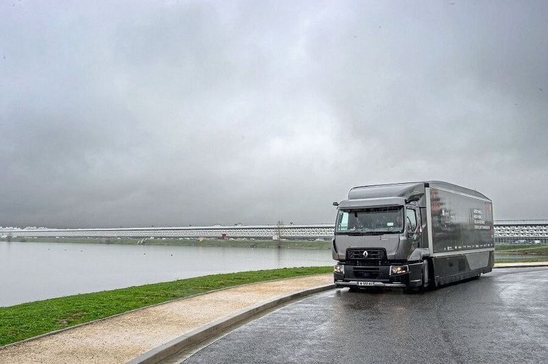 Die Basis für den Forschungs-Truck ist das im Jahr 2016 gestartete Kooperationsprojekt EDIT, Efficient Distribution Truck. Obwohl das Projekt sehr erfolgreich war, kommt das Versuchsfahrzeug Urban Lab 2 laut Renault in dieser Form nicht auf den Markt – nur einige Technologien könnten sich künftig in Serienfahrzeugen wiederfinden. (Renault Trucks)