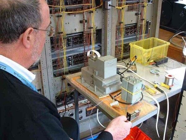 Eddie beim Test des originalen Lochstreifenlesers des WITCH während der Restaurierungsarbeiten 2010 (Bild: TNMOC)