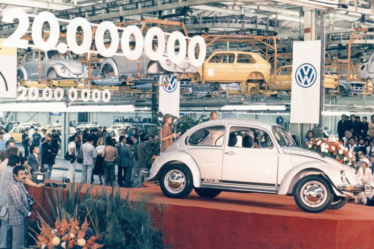 Wachablösung in Wolfsburg: Nach 20 Millionen gebauten VW Käfern übernahm im Jahr 1974 der neue Kompaktwagen Golf die Rolle des VW-Bestsellers. (Foto: VW)