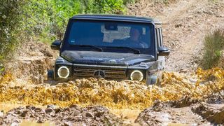 Die G-Klasse im Offroad-Einsatz: Die Wattiefe des Fahrzeugs beträgt nun 70 statt 60 Zentimeter.  (Mercedes-Benz)